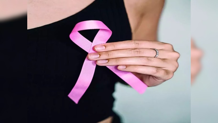 वेदनारहित गाठ असू शकते Breast Cancer चं लक्षण, महिलांनी 'या' चाचण्या करून घेणं आवश्यक