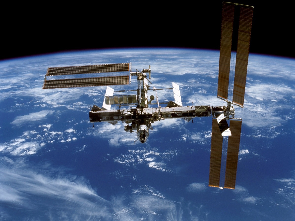 अवकाशात तरंगणारे स्पेस स्टेशन पृथ्वीवर कोसळणार? मोठा विनाश होणार? संशोधकांचा खुलासा title=