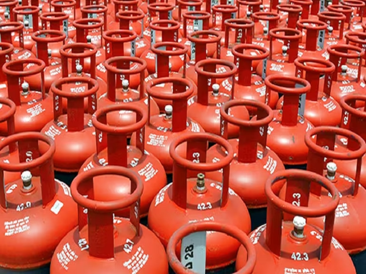 LPG Price: नोव्हेंबरच्या पहिल्याच दिवशी झटका; गॅस सिलेंडरचे दर 'इतक्या' रुपयांनी वाढले  title=