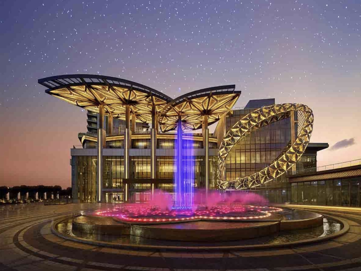 Jio World Plaza most expensive mall in India Mukesh Ambani Reliance Marathi News 