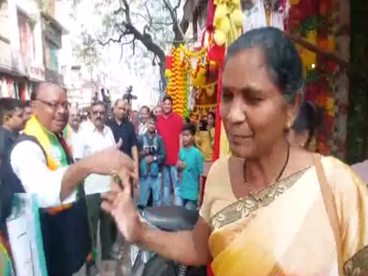 माती खायची का? पंतप्रधान कोण हवा विचारताच बावनकुळेंवर संतापली महिला माती खायची का? पंतप्रधान कोण हवा विचारताच बावनकुळेंवर संतापली महिला