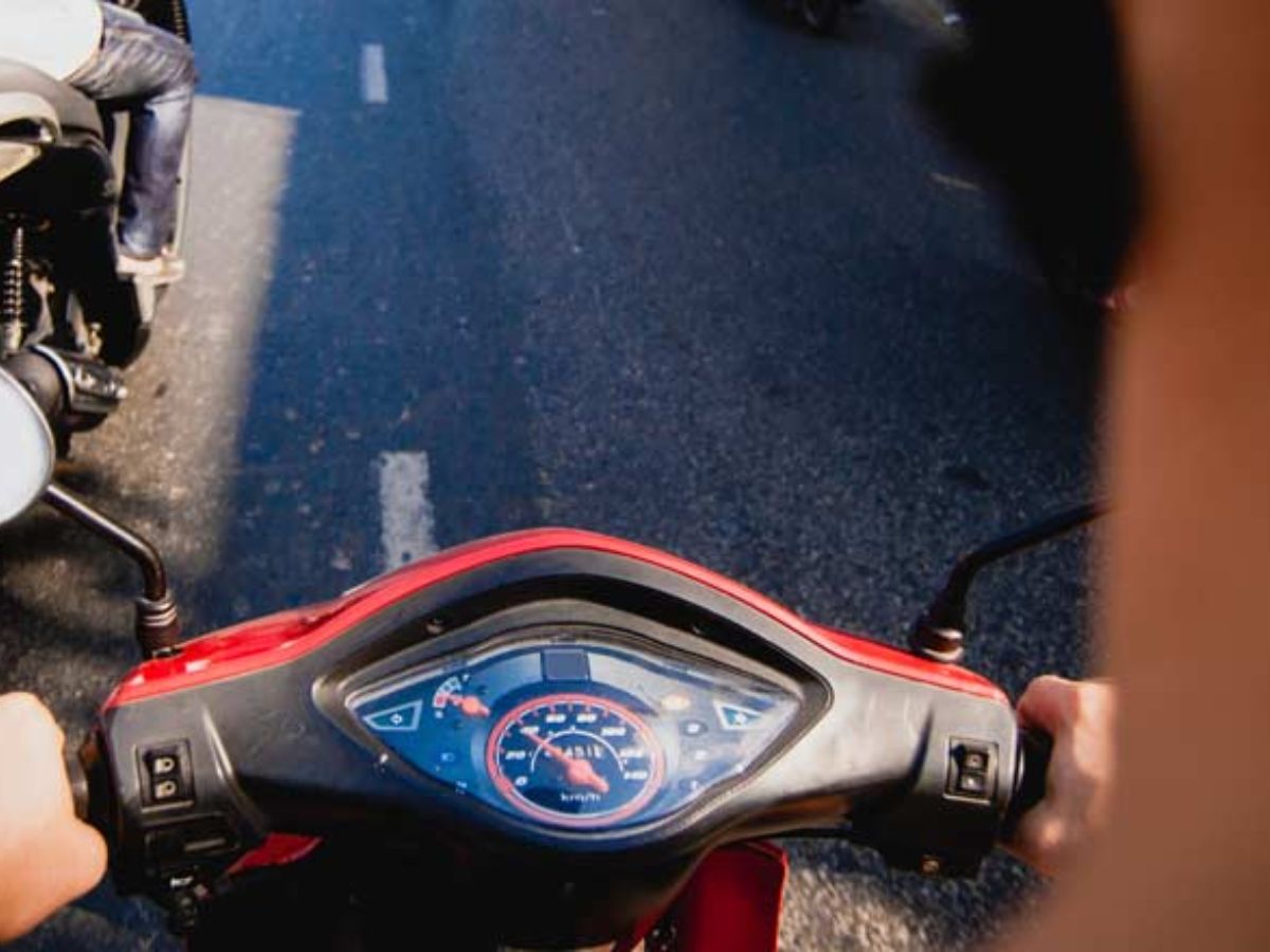 तरुणीने स्कूटर विकायला काढली, ग्राहक ट्रायल रनसाठी गेला अन्… तरुणीने स्कूटर विकायला काढली, ग्राहक ट्रायल रनसाठी गेला अन्…