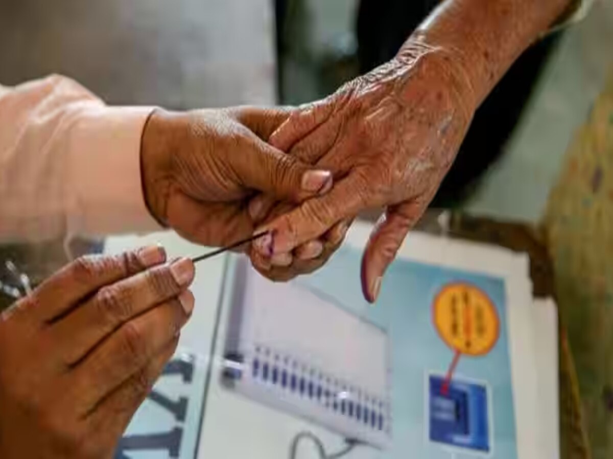 2 हजार 353 ग्रामपंचायतींमध्ये निवडणुकींचा धुरळा; राज्यभरात मतदानाला सुरुवात title=
