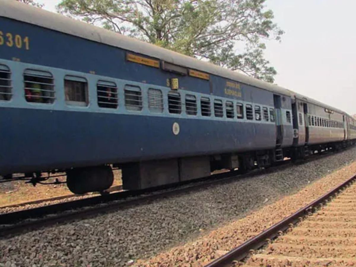 वांद्रे स्थानकात उभ्या असलेल्या एक्स्प्रेसमध्ये आढळला मृतदेह; सीसीटीव्हीत धक्कादायक माहिती समोर वांद्रे स्थानकात उभ्या असलेल्या एक्स्प्रेसमध्ये आढळला मृतदेह; सीसीटीव्हीत धक्कादायक माहिती समोर