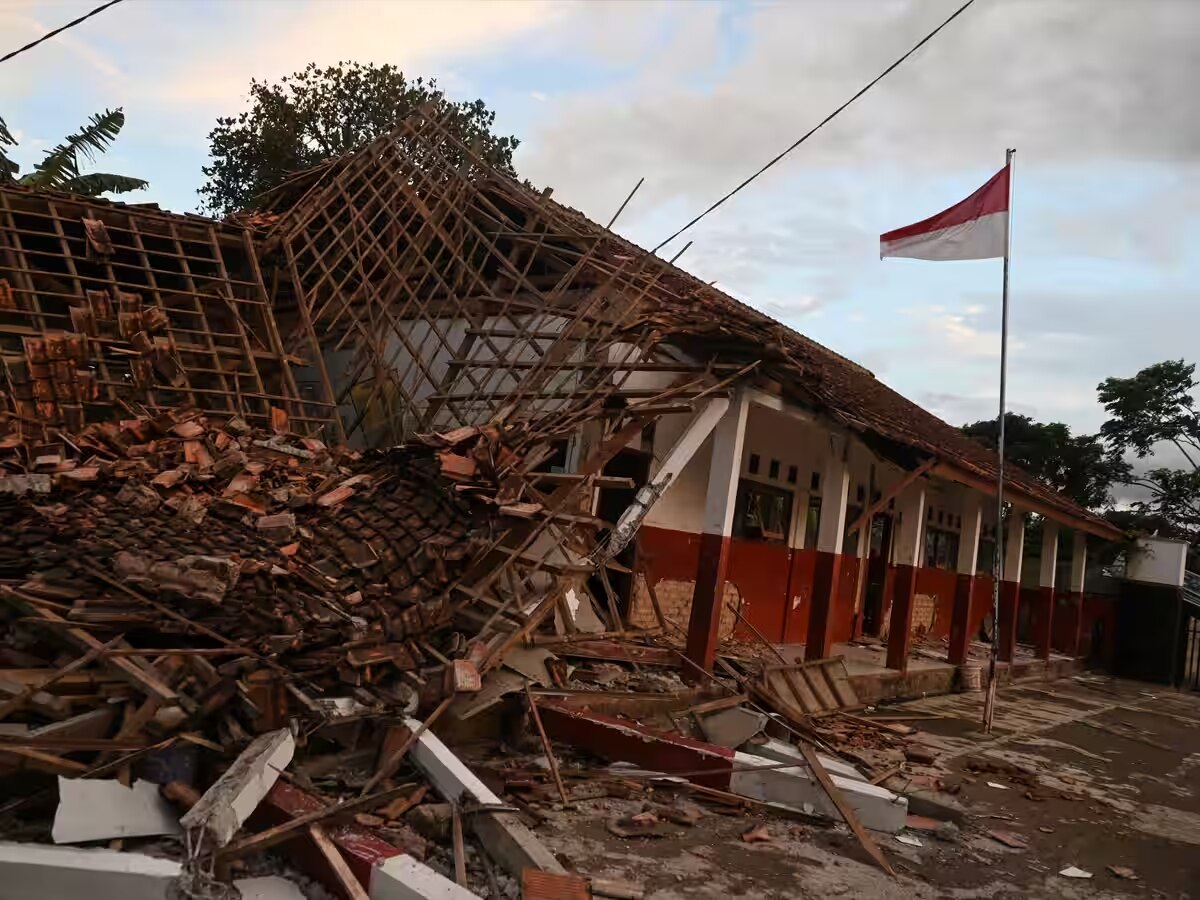 Indonesia earthquake : इंडोनेशियात भूकंपाचे जोरदार धक्के; 6.9 रिश्टर इतकी तीव्रता  title=
