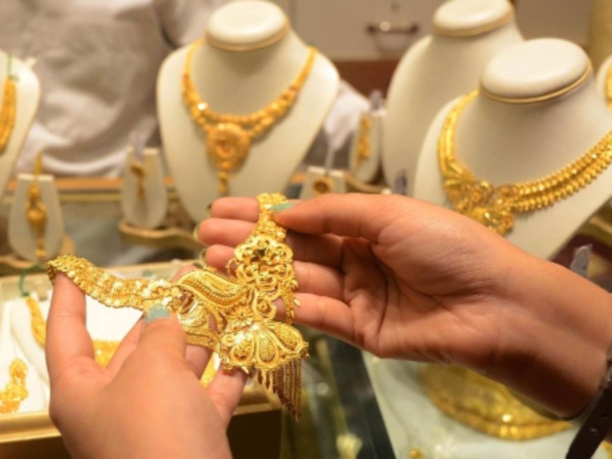 Gold Rate Today: धनत्रयोदशीला घरी आणा लक्ष्मी, सोन्या-चांदीचे भाव इतक्या रुपयांनी घसरले title=