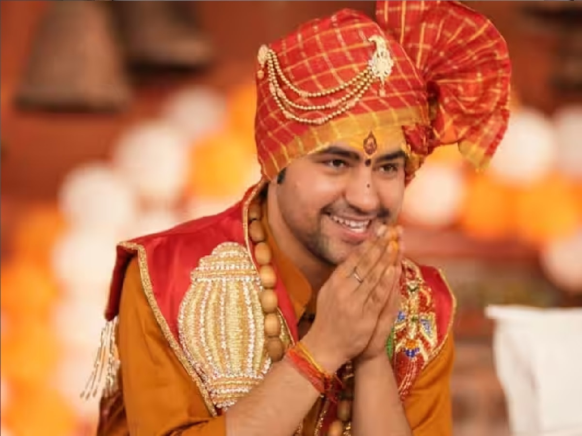 मुस्लीम कुटुंबाची हिंदू धर्मात 'घरवापसी' बागेश्वर धाम बाबांच्या दरबारात धर्मांतर मुस्लीम कुटुंबाची हिंदू धर्मात 'घरवापसी' बागेश्वर धाम बाबांच्या दरबारात धर्मांतर