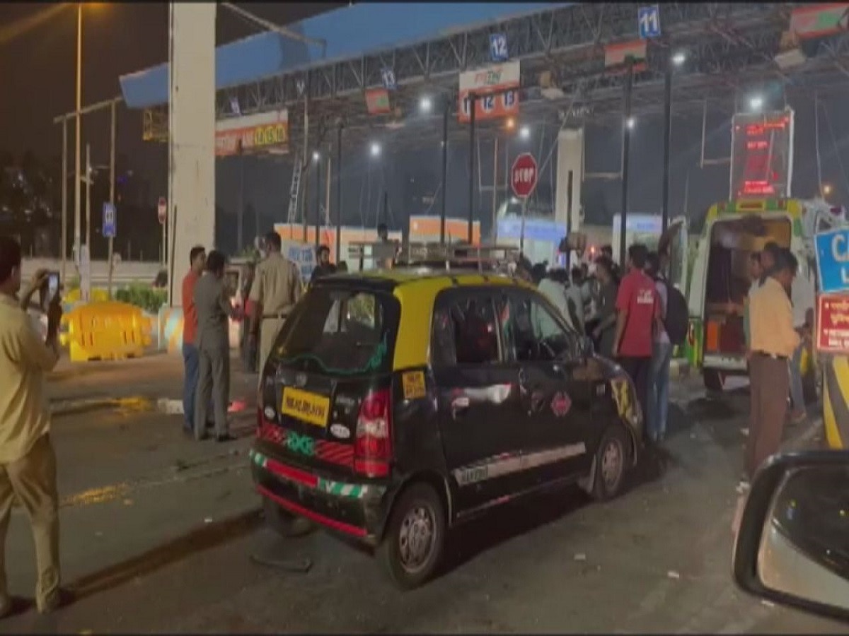 मुंबईच्या वांद्रे वरळी सी लिंक टोल नाक्यावर मोठा अपघात; चार जण गंभीर जखमी