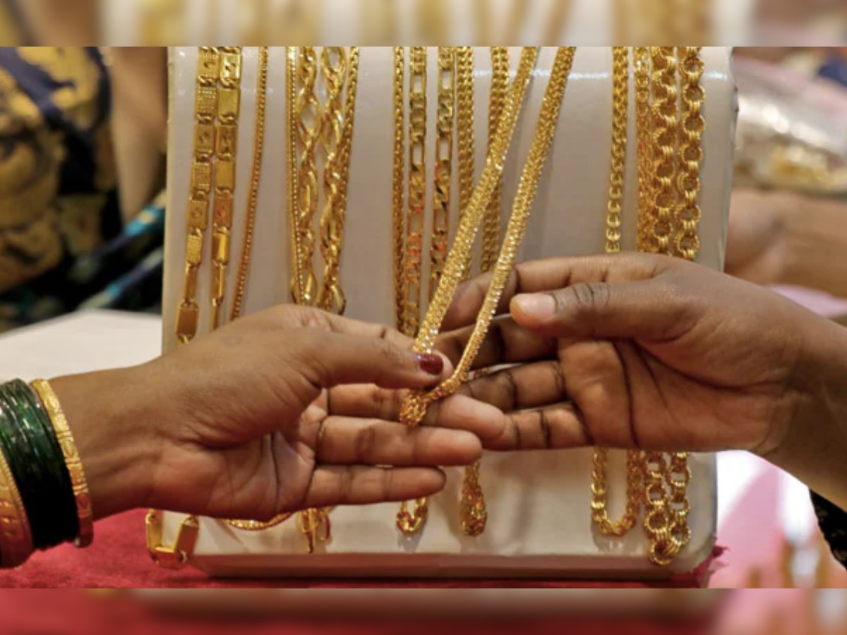 Dhanteras 2023 Gold Silver Price : स्वस्त झालं रेsss! धनत्रयोदशी मुहूर्तावर सोनं- चांदीच्या दरात घसरण  title=
