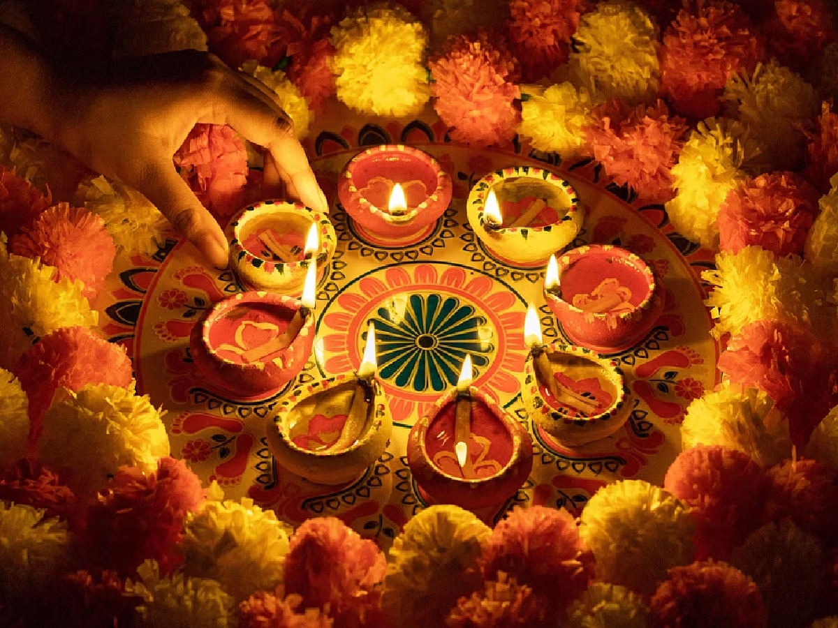 Diwali Pujan Samagri: दिवाळीनंतर वापरलेल्या दिव्यांबाबत 'ही' चूक करू नका; लक्ष्मी होईल नाराज title=
