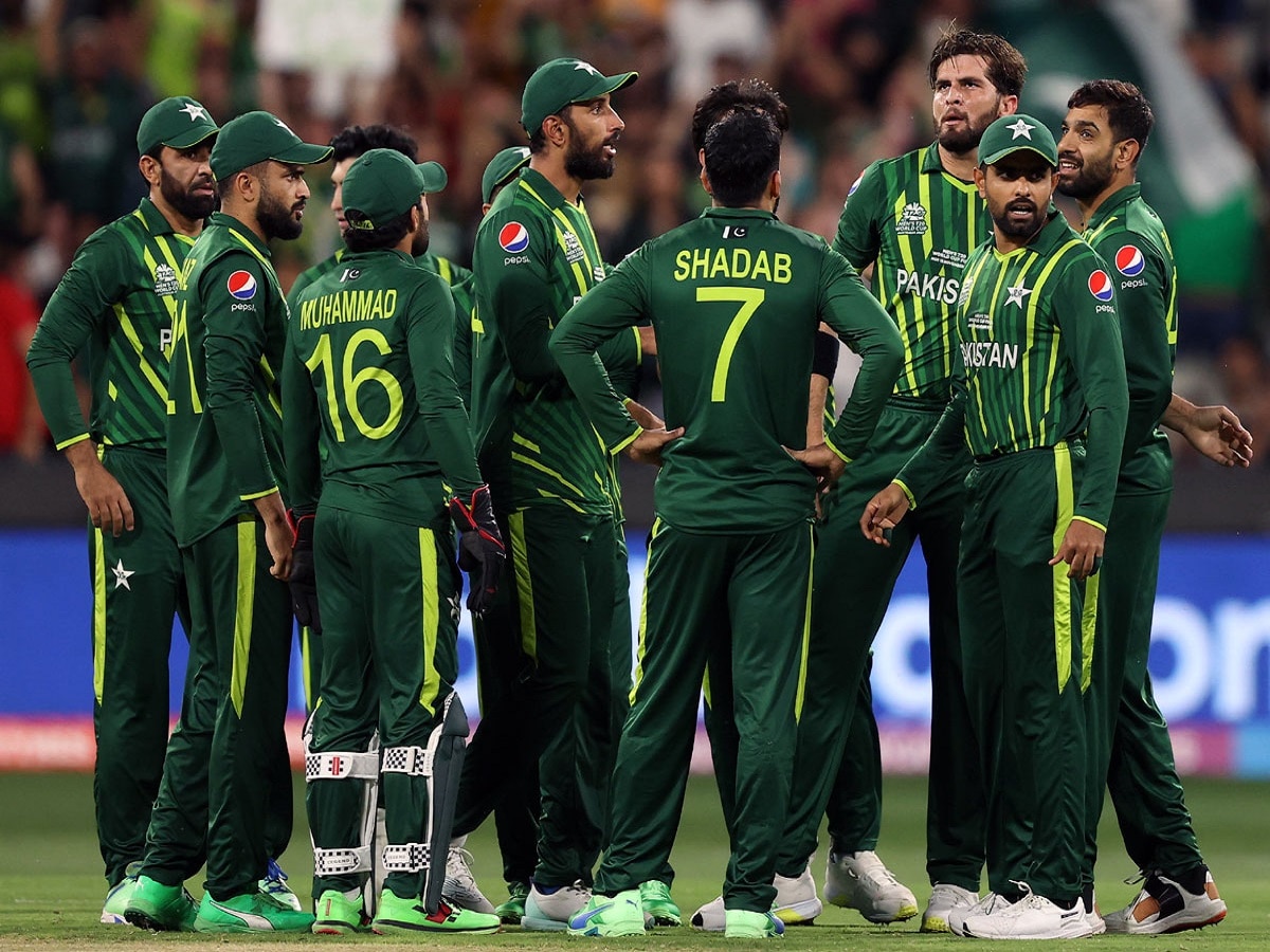 पाकिस्तान संघ मायदेशी पोहोचताच भूकंप, World Cup मधील अपमानानंतर दिग्गजाने दिला राजीनामा title=