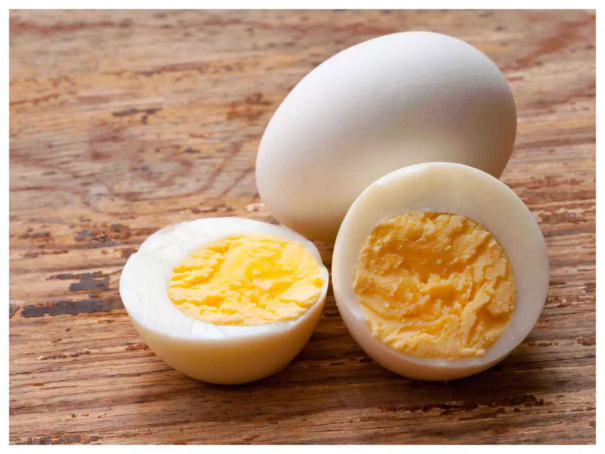 दिवसभरात एका व्यक्तीनं किती अंडी खावीत? पाहा तज्ज्ञ काय म्हणतात... title=