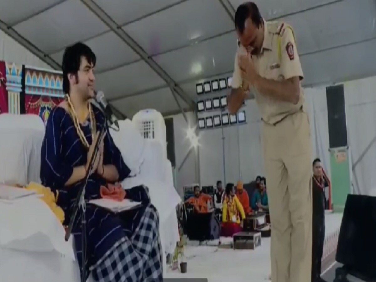 Pune Police Officer Bow Down in Dhirendra Shastri as Bageshwar Baba Event in Pune Video Viral