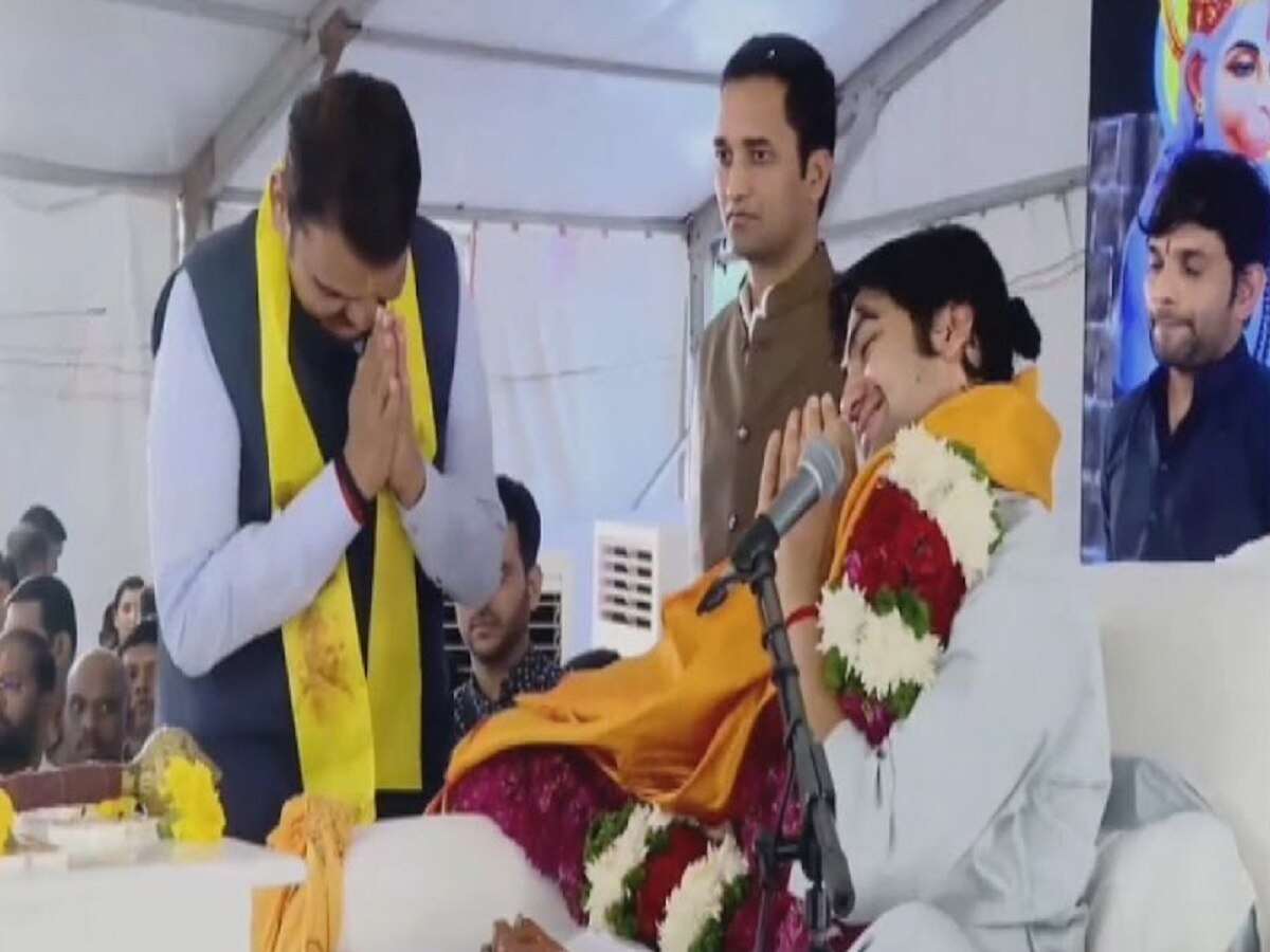 उपमुख्यमंत्री देवेंद्र फडणवीस बागेश्वर बाबांच्या दरबारी