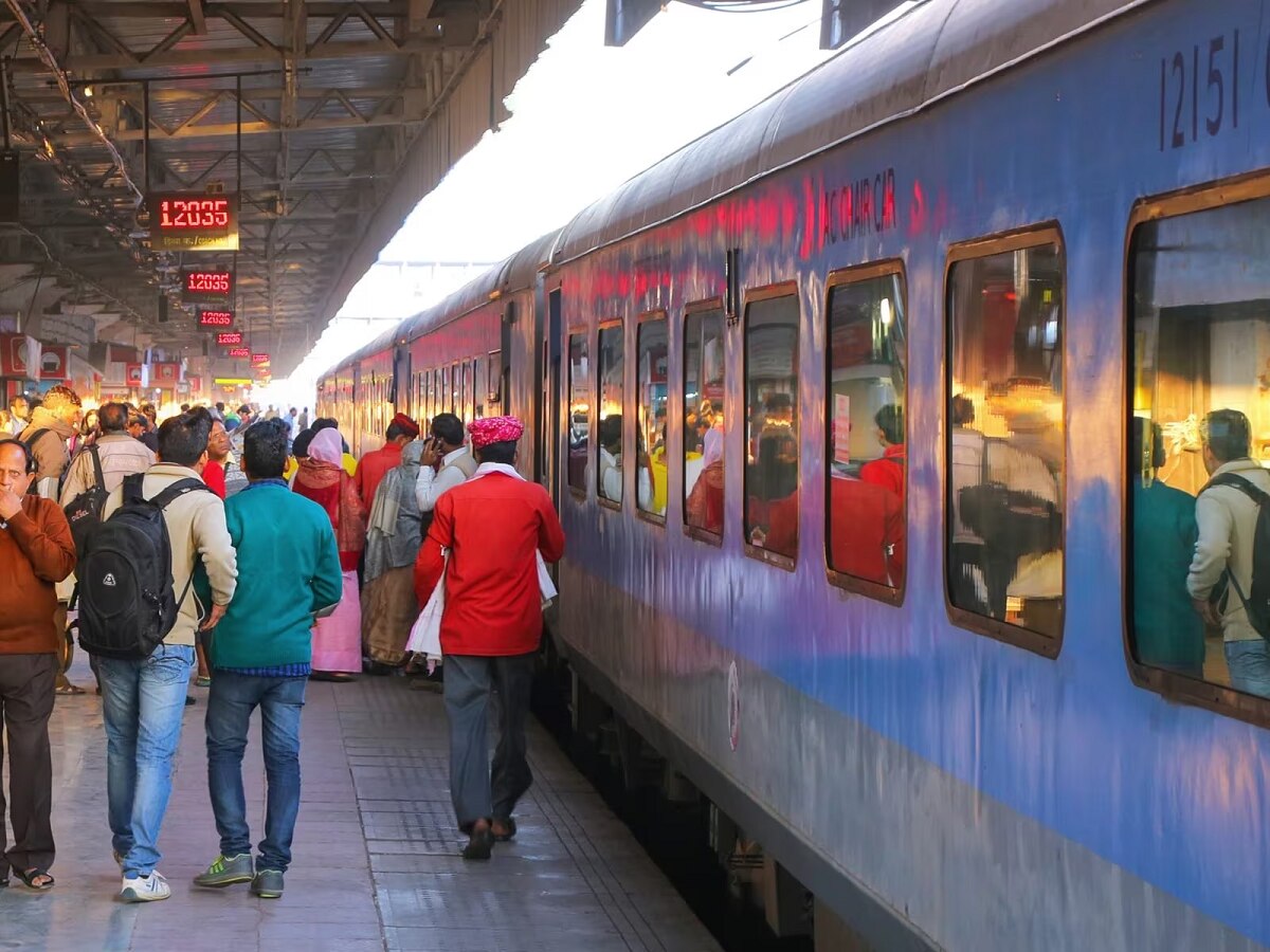 गावाकडे निघणाऱ्या प्रवाशांसाठी Indian Railway ठरली तारणहार, कशी ते पाहा  title=