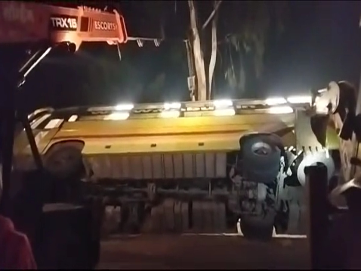 गोव्याहून मुंबईला येणारी बस उलटली; एकाच कुटुंबातील तिघांचा जागीच मृत्यू