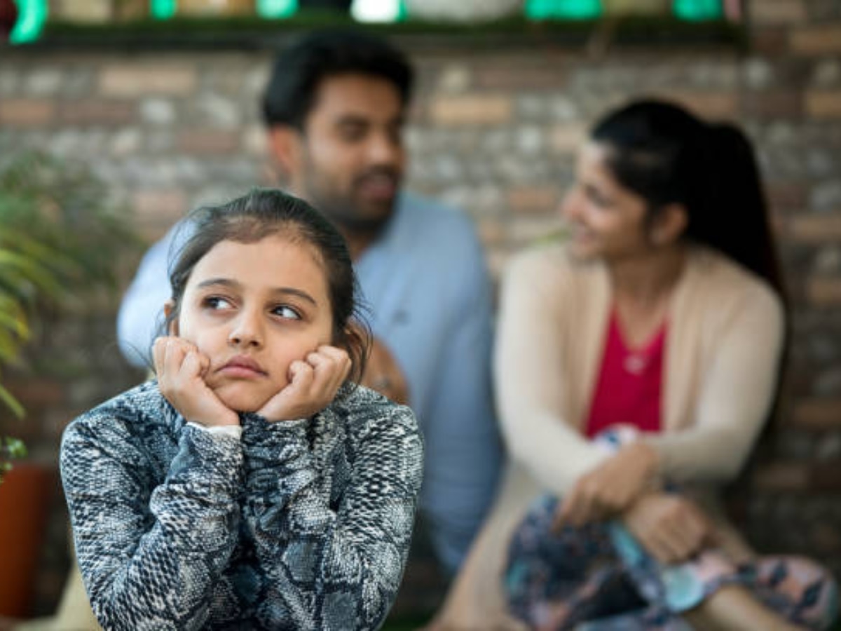 'हेलिकॉप्टर पॅरेंटिंग' ने पालक स्वतः मुलांचं आयुष्य करतात खराब, कारागृहासारखं होतं आयुष्य  title=