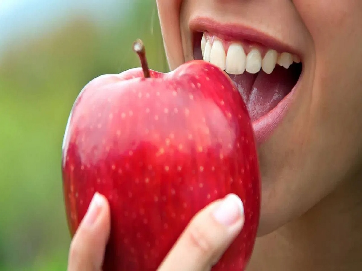 बाजारातून चमकदार सफरचंद विकत घेताय, मृत्यूला आमंत्रण देताय? जाणून घ्या Fact check title=