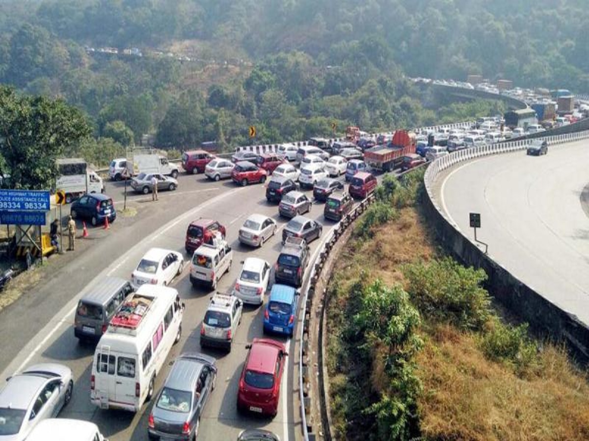 Mumbai Pune expressway : खोळंबा! मुंबई- पुणे द्रुतगती मार्गावर आज वाहतूक बंद; काय आहेत पर्यायी मार्ग?  title=