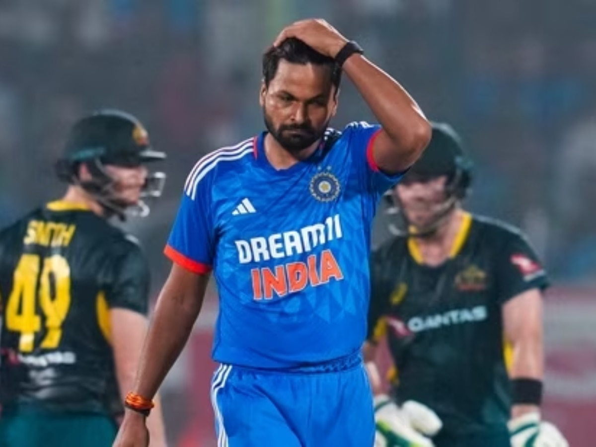 IND vs AUS : तिसऱ्या सामन्याआधीच 'जोर का झटका', मुकेश कुमारने अचानक का सोडली टीम इंडियाची साथ? title=