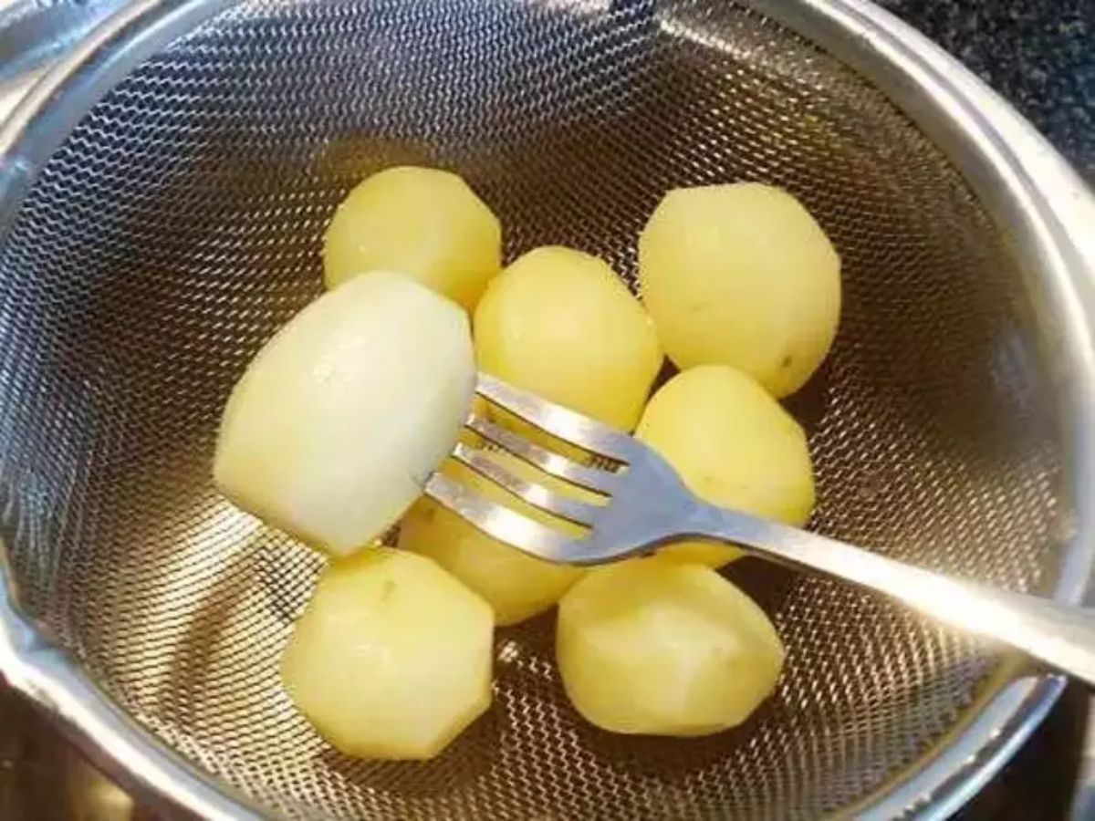 why boiled potatoes should not be stored in fridge know the reason in marathi 