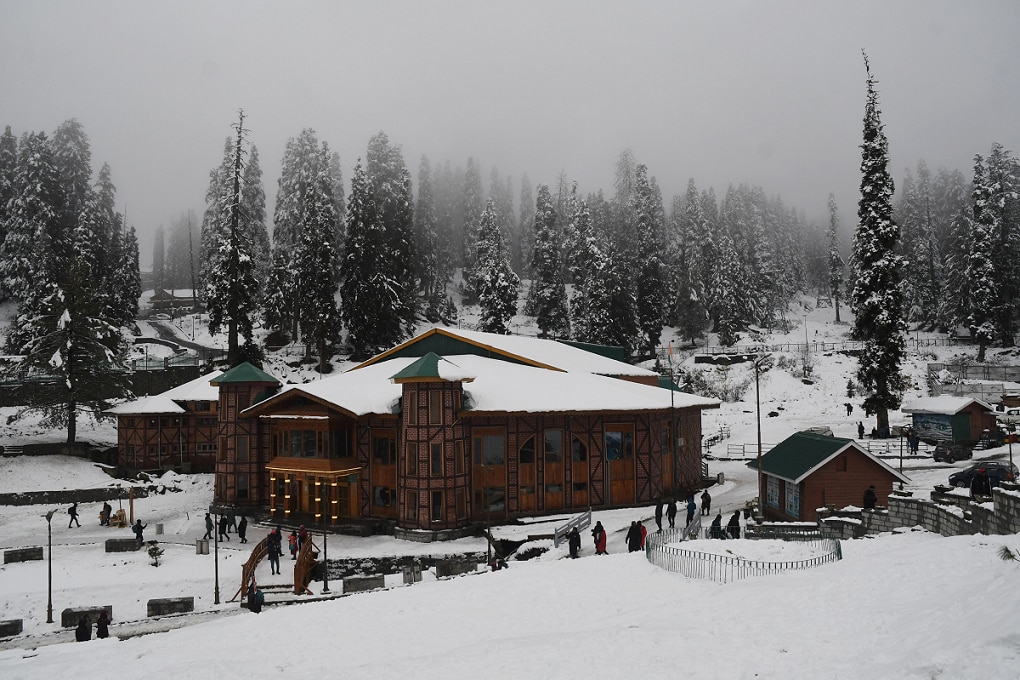 Kashmir Snowfall cheers up tourist as valley gets covered with fresh snow 