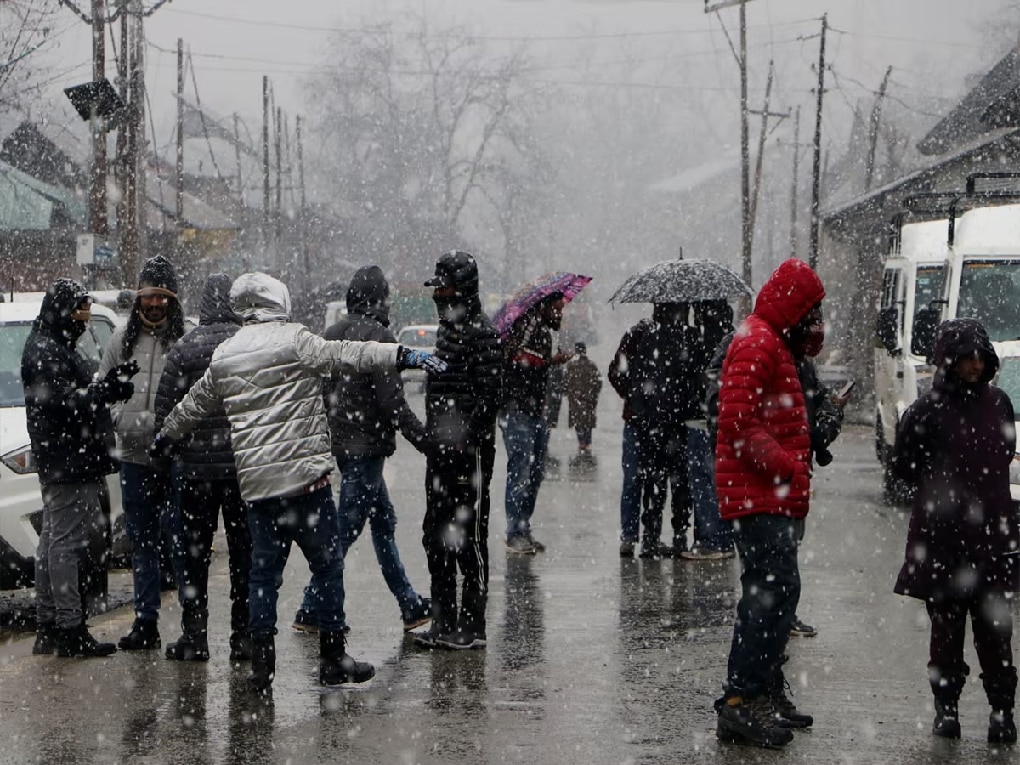 Kashmir Snowfall cheers up tourist as valley gets covered with fresh snow 