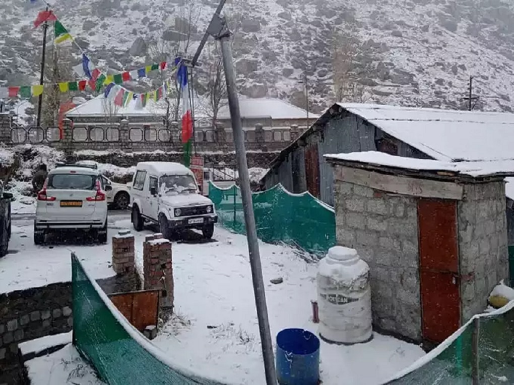 Himachal Pradesh Weather Manali Lahaul Spiti snowfall Photos 