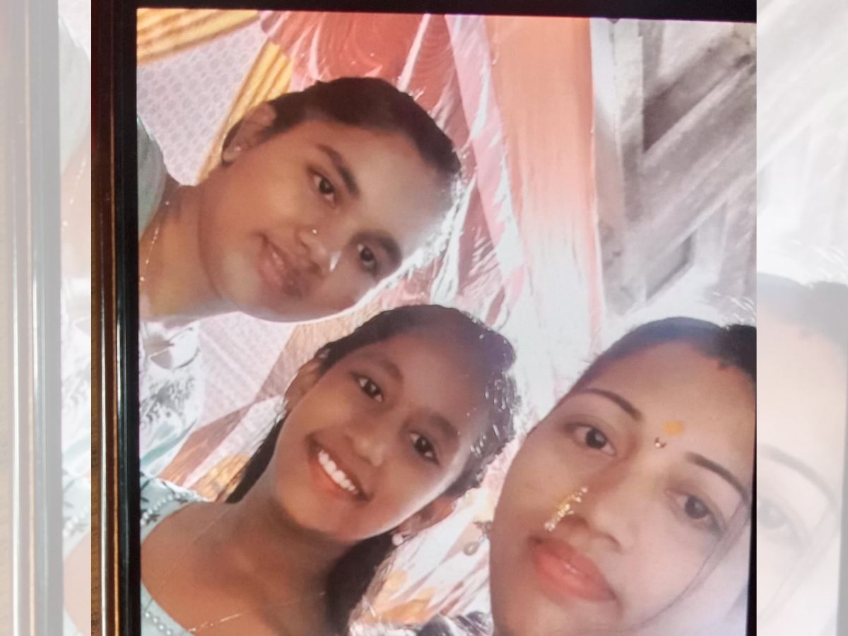 कोकणकन्या एक्स्प्रेसखाली उडी घेत महिलेची मुलीसह आत्महत्या; मैत्रिणीला पाठवलेल्या मेसेजमधून उलगडले गूढ कोकणकन्या एक्स्प्रेसखाली उडी घेत महिलेची मुलीसह आत्महत्या; मैत्रिणीला पाठवलेल्या मेसेजमधून उलगडले गूढ