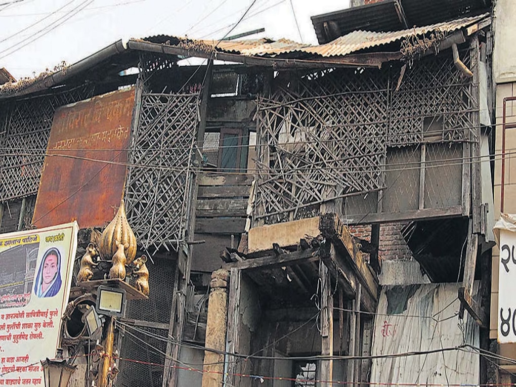 पुण्यातील ऐतिहासिक भिडे वाडा जमीनदोस्त; स्मारक उभारणीचा मार्ग अखेर मोकळा पुण्यातील ऐतिहासिक भिडे वाडा जमीनदोस्त; स्मारक उभारणीचा मार्ग अखेर मोकळा