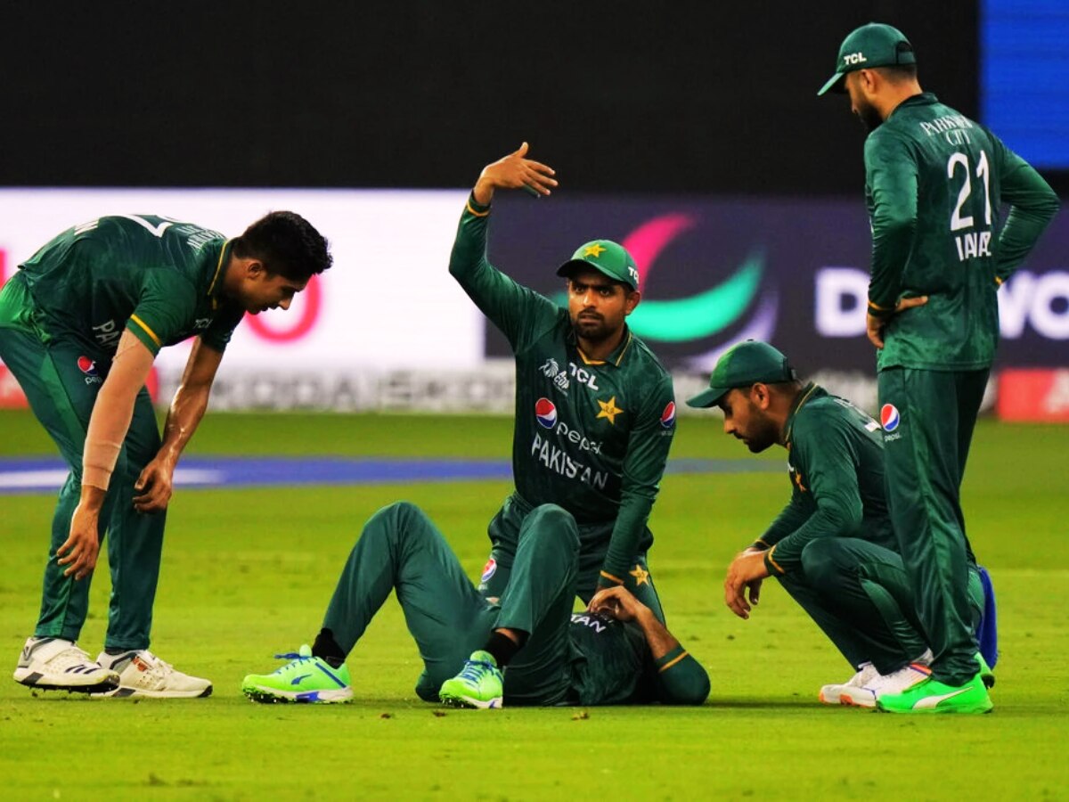 Pakistan Cricket : याला म्हणतात गरिबी! जखमी शादाबला न्यायला स्ट्रेचर सुद्धा नाही, पाहा Video title=