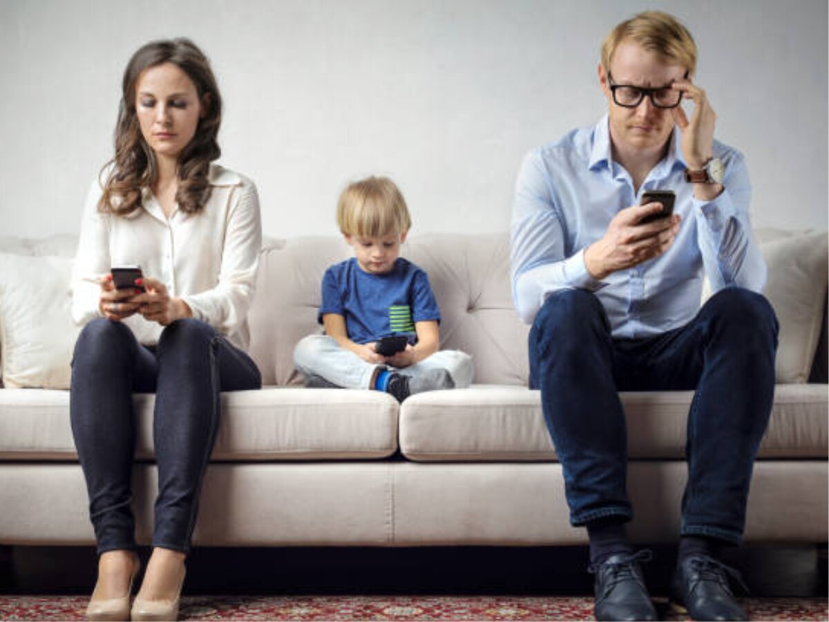Mobile Addiction : पालकाचं मुलांपेक्षा मोबाईलवरच जास्त प्रेम, अहवालातून धक्कादायक खुलासा title=