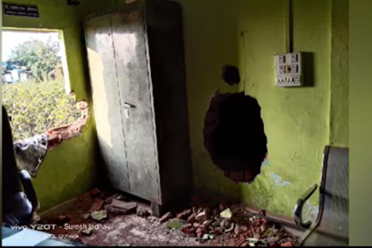 ऐकावे ते नवलच… दर 2 वर्षांनी महाराष्ट्रातील या बँक शाखेत पडतो दरोडा