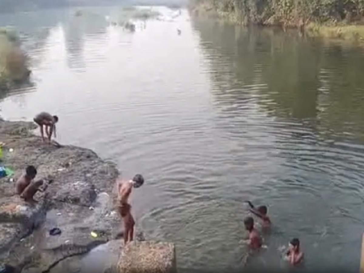 आश्रम शाळेत बाथरुमच नाही; कडाक्याच्या थंडीत विद्यार्थ्यांना नदीवर करावी लागतेय अंघोळ