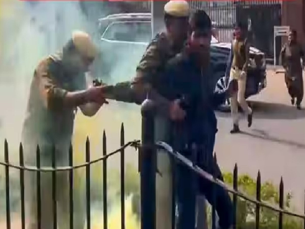 आई-वडील मजूर, भरतीसाठी जात असल्याचं सांगून घराबाहेर पडला… संसदेत घुसखोरी करणारा अमोल शिंदे कोण?