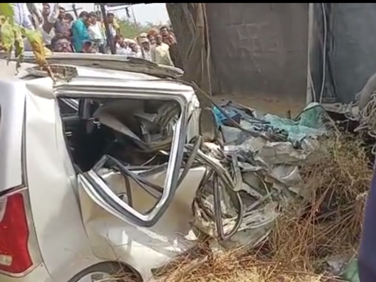 धान्य घेऊन जाणारा ट्रक कारवर कोसळला, पुण्यात भीषण अपघातात दोन ठार धान्य घेऊन जाणारा ट्रक कारवर कोसळला, पुण्यात भीषण अपघातात दोन ठार