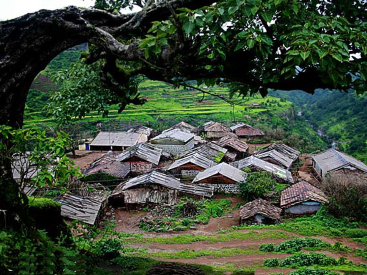 महाराष्ट्रातील एक गाव जिथे दिवस फक्त 6-7 तासांचा असतो, स्वर्गाहूनही सुंदर आहे हे गाव title=