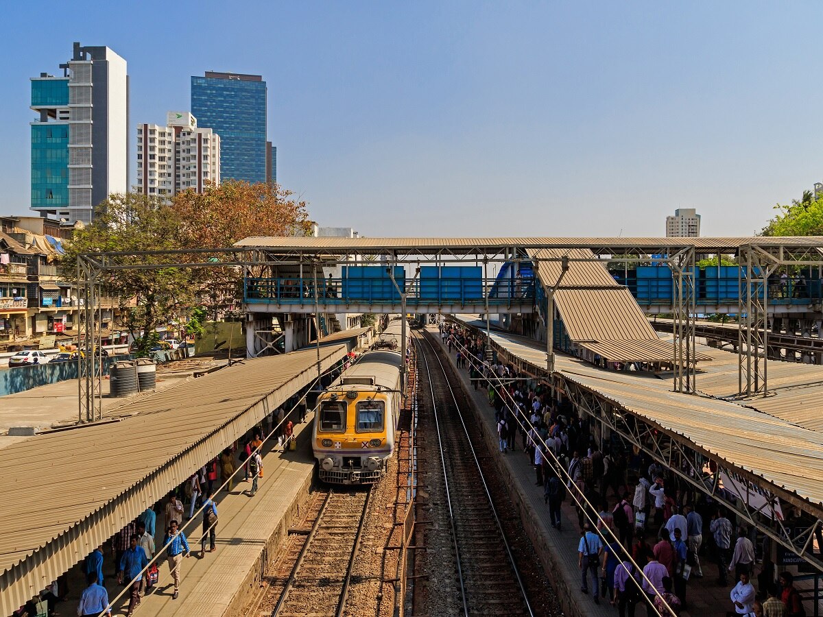 सीएसएमटी कडे जाणारी लोकल... मध्य रेल्वेच्या स्टेशन वरील उद्घोषक कर्मचारीच अडचणीच्या फेऱ्यात title=