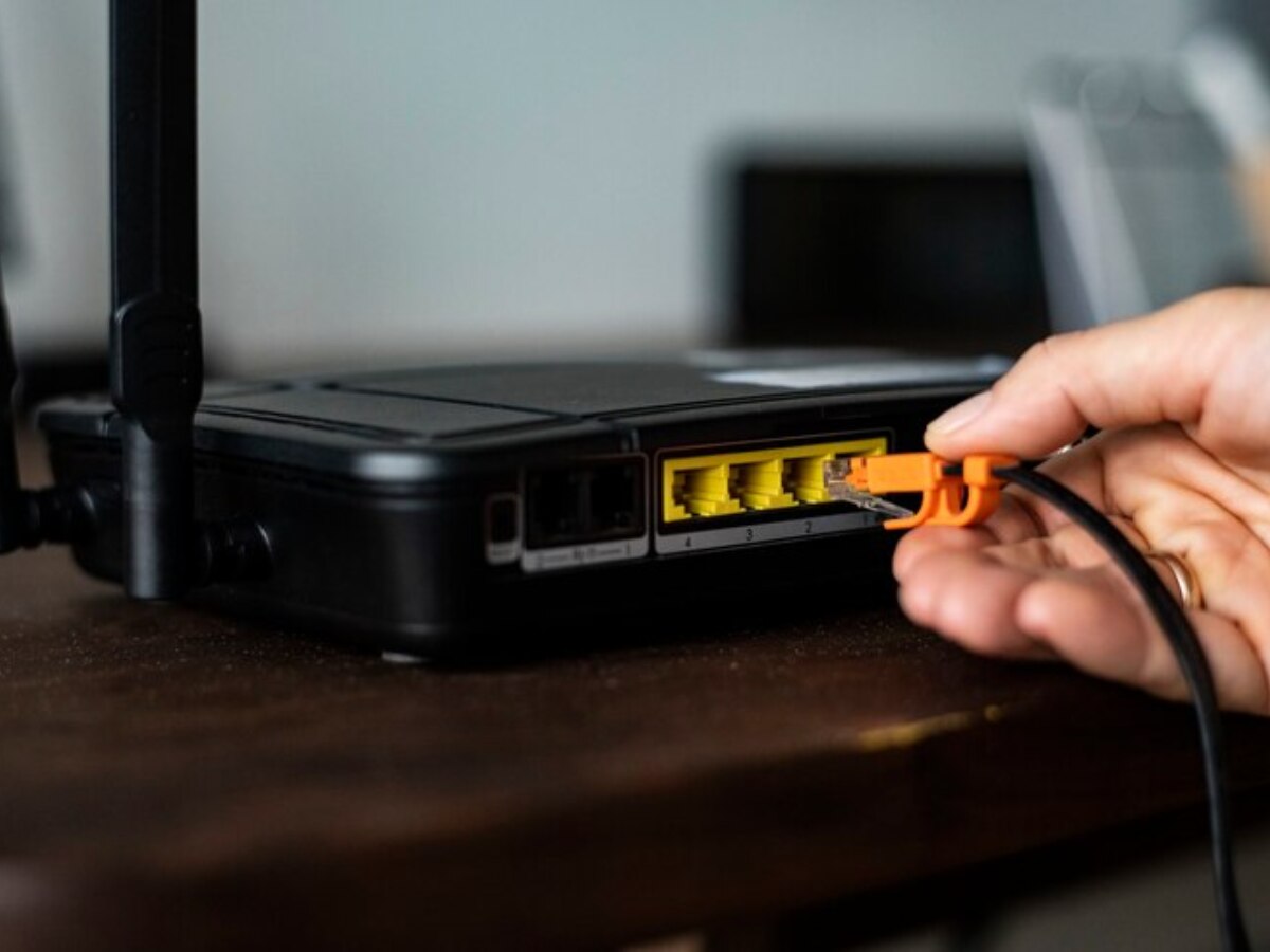 Shocking Kalyan 3 people were injured due to the blast of WiFi router News in Marathi