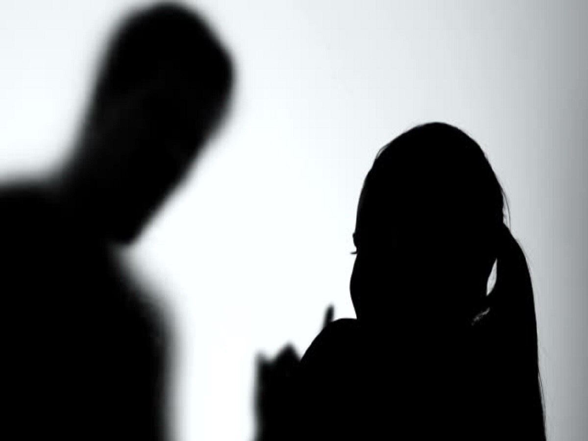 फक्त एक किस दे… पुण्यातील वस्तू संग्रहालयातील वरिष्ठ व्यवस्थापकाची महिला अधिकाऱ्याकडे अजब मागणी फक्त एक किस दे… पुण्यातील वस्तू संग्रहालयातील वरिष्ठ व्यवस्थापकाची महिला अधिकाऱ्याकडे अजब मागणी