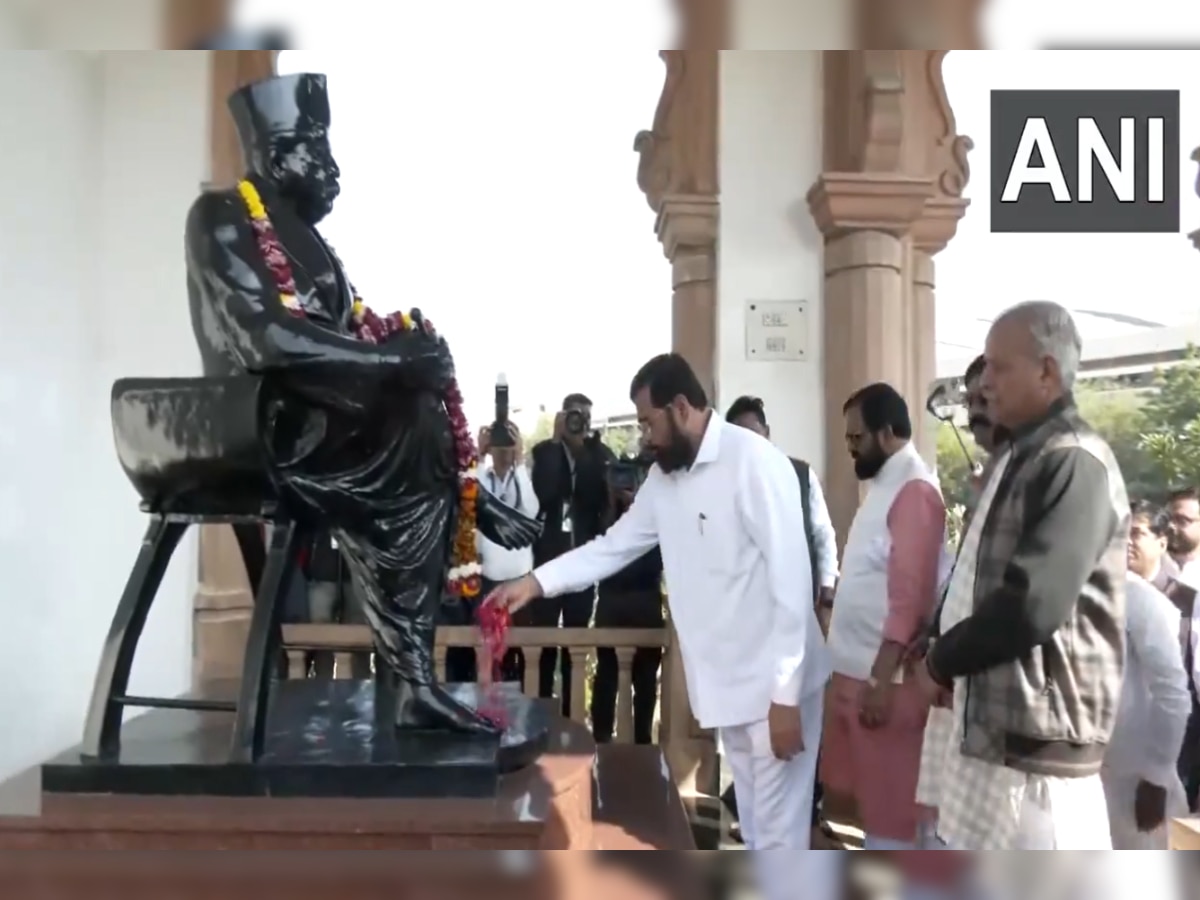 संघाच्या अनिवार्य असलेल्या कार्यक्रमाकडे अजित पवारांची पाठ; मुख्यमंत्र्यांनी जाऊन घेतलं स्मृतीस्थळाचे दर्शन title=