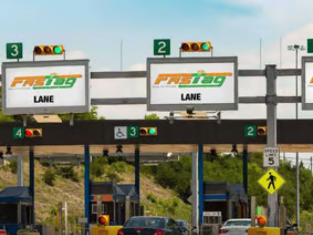 गाडी दारातच उभी तरीपण फास्टॅगमधून कापले पैसे; चंद्रपुर शहरातील धक्कादायक प्रकार गाडी दारातच उभी तरीपण फास्टॅगमधून कापले पैसे; चंद्रपुर शहरातील धक्कादायक प्रकार