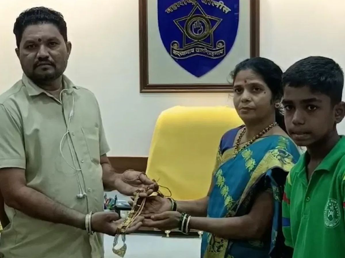 7 तोळे सोनं पाहूनही रिक्षाचालकाची नियत फिरली नाही, मालकालाच शोधत होता! कल्याणची घटना 7 तोळे सोनं पाहूनही रिक्षाचालकाची नियत फिरली नाही, मालकालाच शोधत होता! कल्याणची घटना