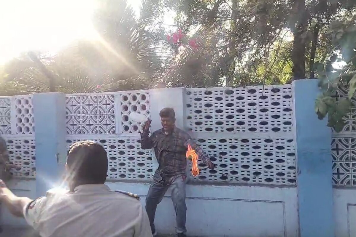 मंत्री चंद्रकांत पाटलांसमोरच स्वतःला पेटवण्याचा प्रयत्न; पोलिसांमुळे टळला अनर्थ मंत्री चंद्रकांत पाटलांसमोरच स्वतःला पेटवण्याचा प्रयत्न; पोलिसांमुळे टळला अनर्थ