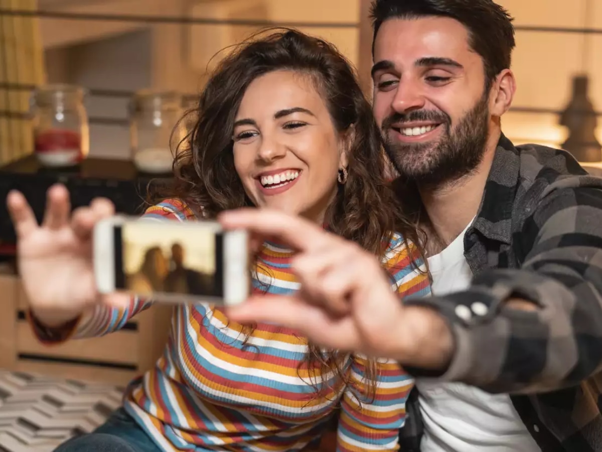 Relationship Tips couples who constantly post photos on social media is weak Research