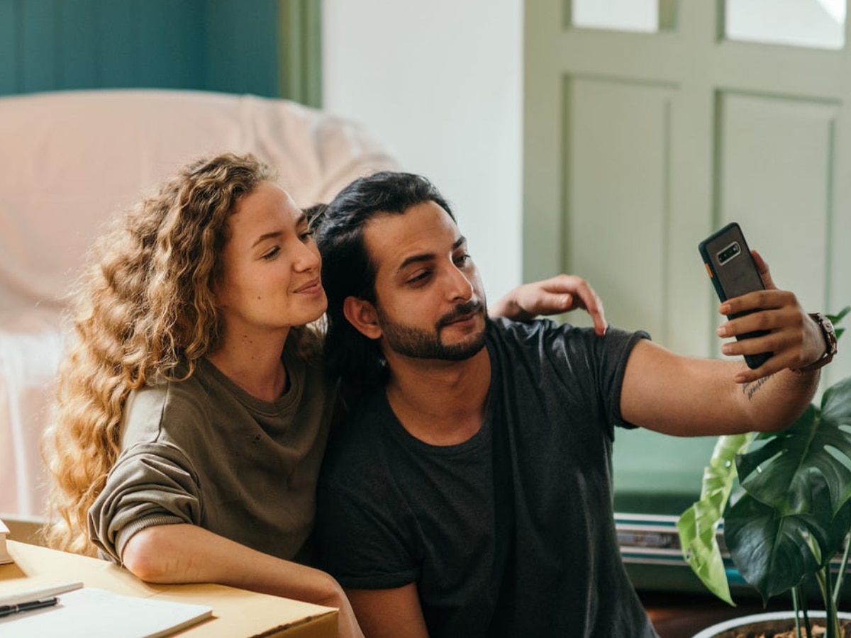 Relationship Tips couples who constantly post photos on social media is weak Research