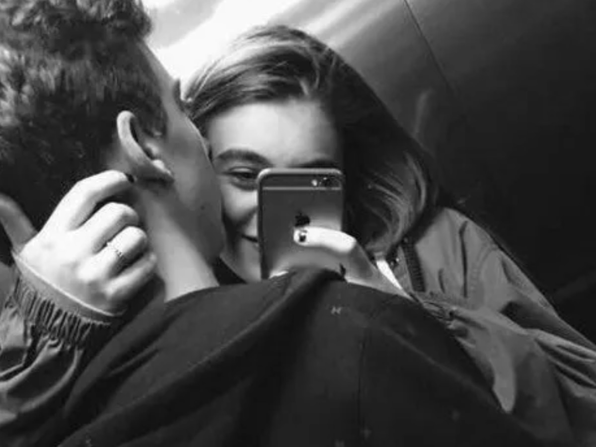 Relationship Tips couples who constantly post photos on social media is weak Research