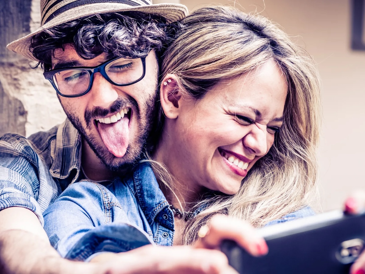 Relationship Tips couples who constantly post photos on social media is weak Research