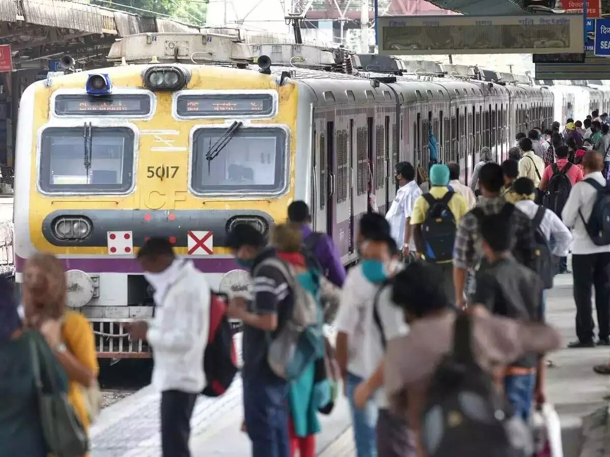Mumbai Railway Megablock : मुंबईकरांनो थर्टी फर्स्टसाठी घराबाहेर पडताय? आधी लोकलचे वेळापत्रक तपासा title=