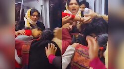 दिल्ली मेट्रोमध्ये 'दंगल'..! महिलांनी एकमेकींच्या झिंज्या उपटल्या; तुफान हाणामारीचा VIDEO व्हायरल